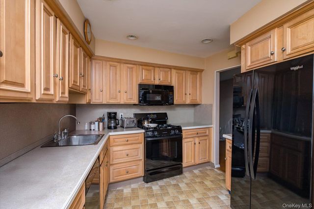 42 Netto Lane, Plainview, NY 11803