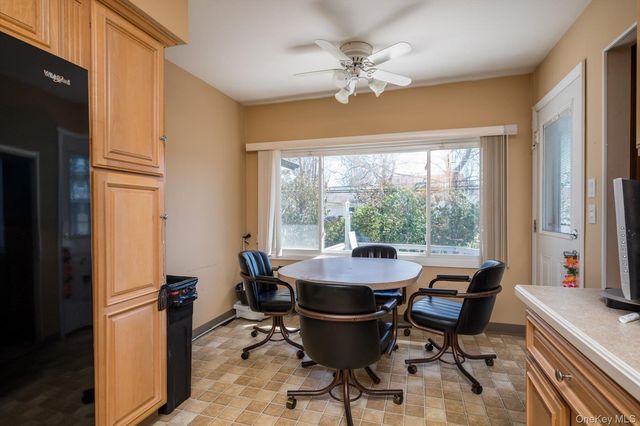 42 Netto Lane, Plainview, NY 11803