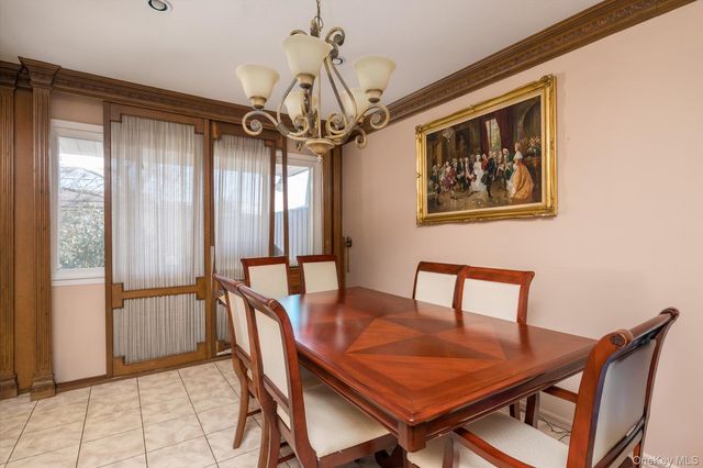 42 Netto Lane, Plainview, NY 11803