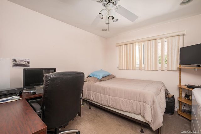 42 Netto Lane, Plainview, NY 11803