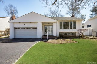 42 Netto Lane, Plainview, NY 11803