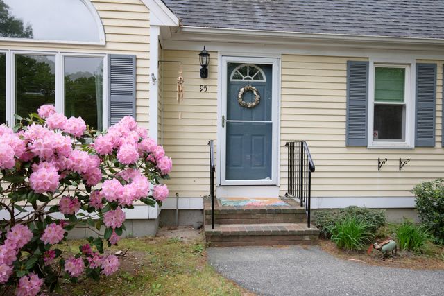 95 Rockville Avenue, Hatchville, MA 02536