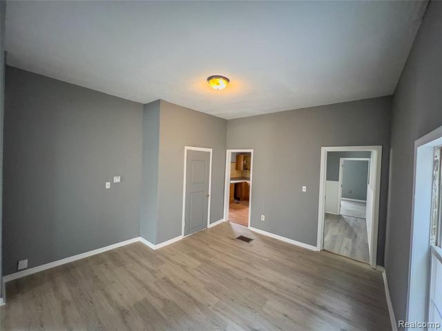 1226 N Grand River Avenue, Lansing, MI 48906