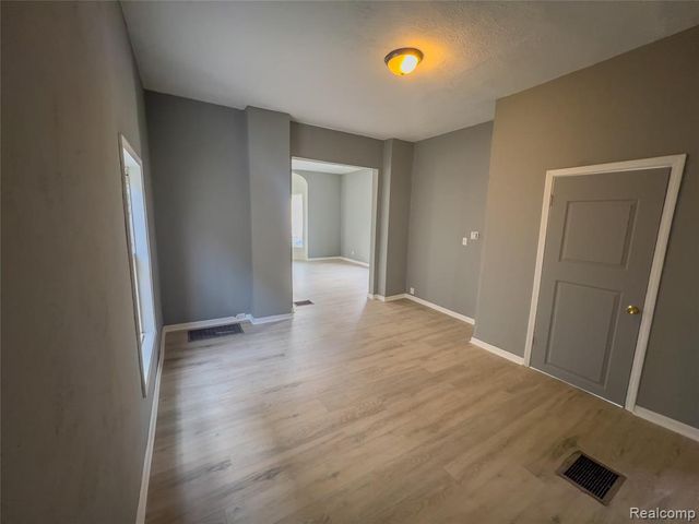 1226 N Grand River Avenue, Lansing, MI 48906