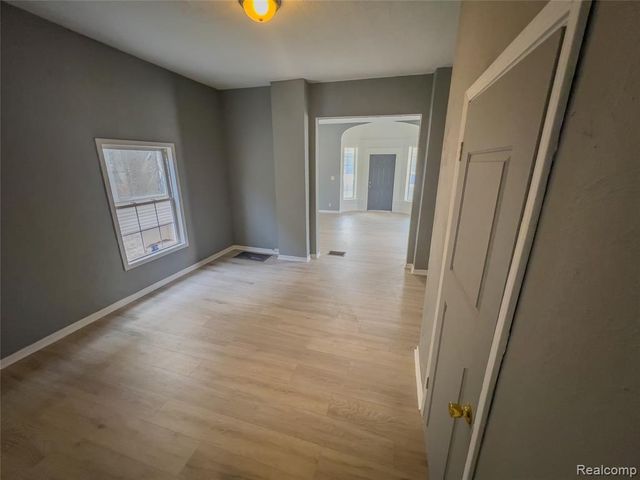 1226 N Grand River Avenue, Lansing, MI 48906