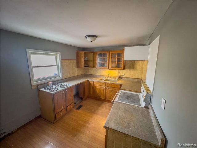 1226 N Grand River Avenue, Lansing, MI 48906