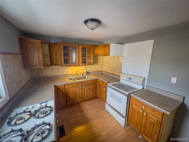 1226 N Grand River Avenue, Lansing, MI 48906