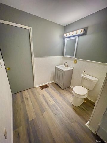 1226 N Grand River Avenue, Lansing, MI 48906