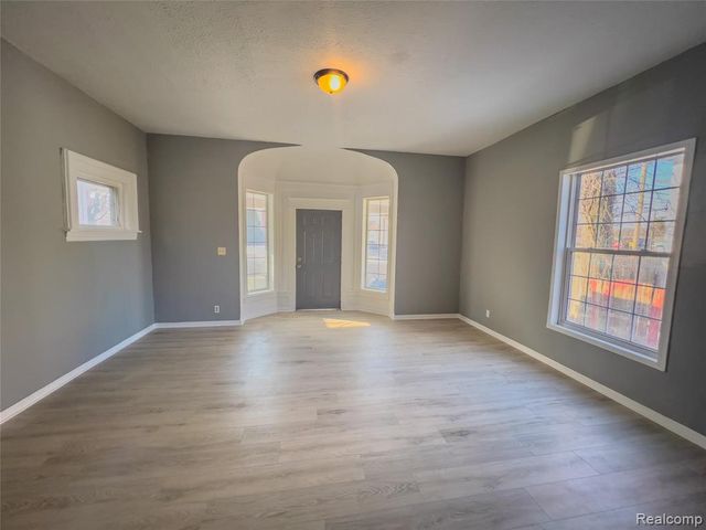 1226 N Grand River Avenue, Lansing, MI 48906