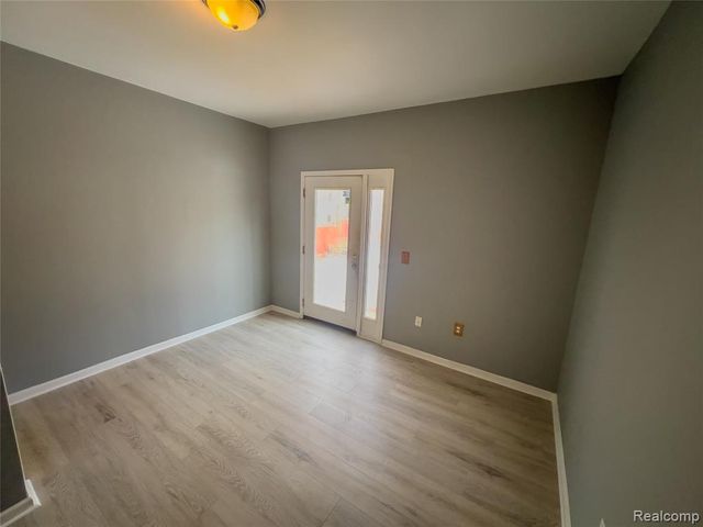 1226 N Grand River Avenue, Lansing, MI 48906