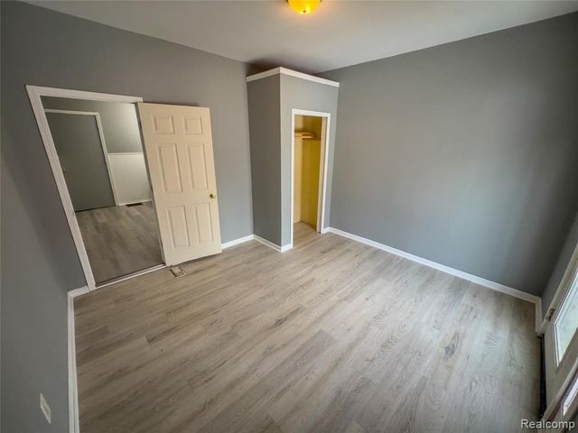 1226 N Grand River Avenue, Lansing, MI 48906