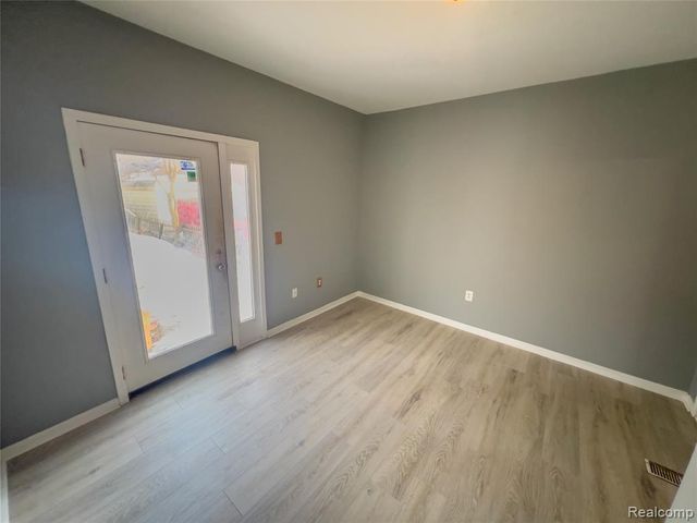 1226 N Grand River Avenue, Lansing, MI 48906