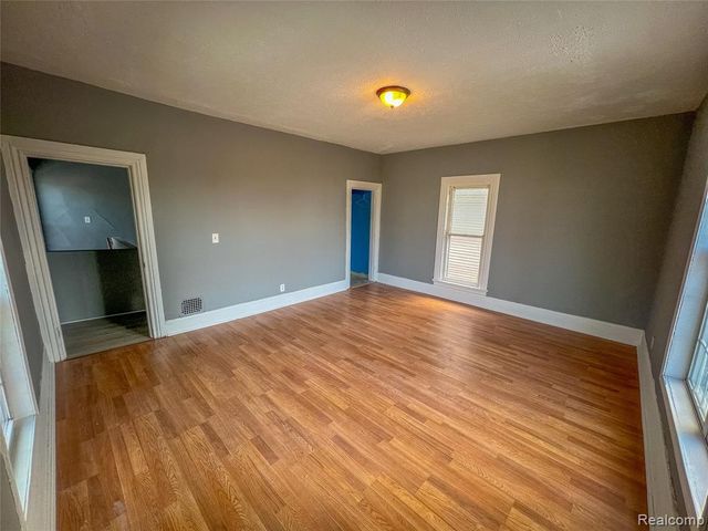 1226 N Grand River Avenue, Lansing, MI 48906