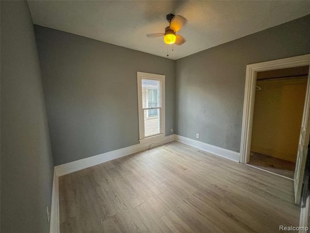 1226 N Grand River Avenue, Lansing, MI 48906