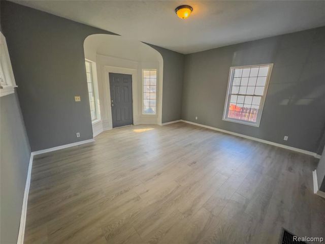 1226 N Grand River Avenue, Lansing, MI 48906