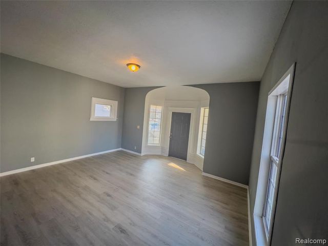 1226 N Grand River Avenue, Lansing, MI 48906