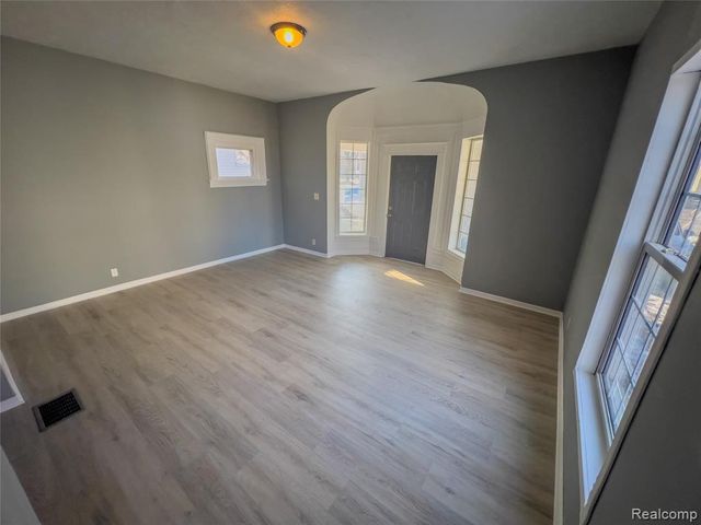 1226 N Grand River Avenue, Lansing, MI 48906