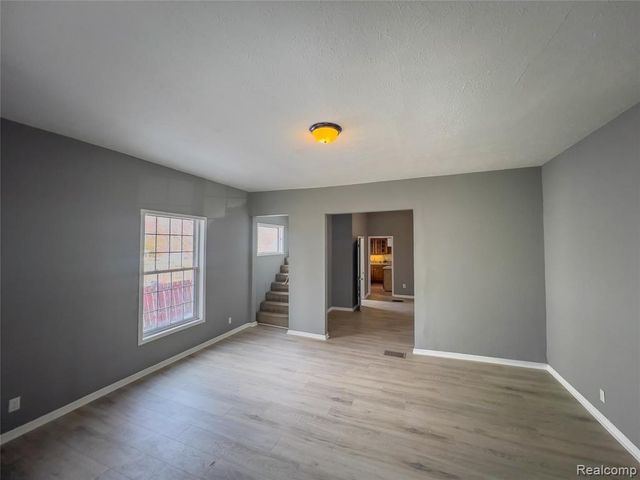 1226 N Grand River Avenue, Lansing, MI 48906