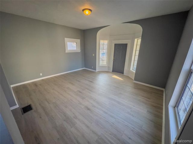 1226 N Grand River Avenue, Lansing, MI 48906