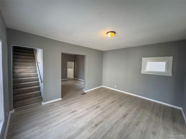 1226 N Grand River Avenue, Lansing, MI 48906