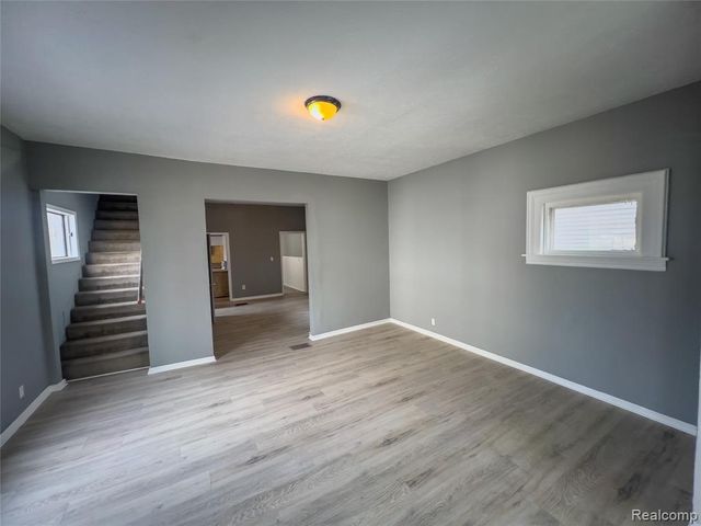 1226 N Grand River Avenue, Lansing, MI 48906