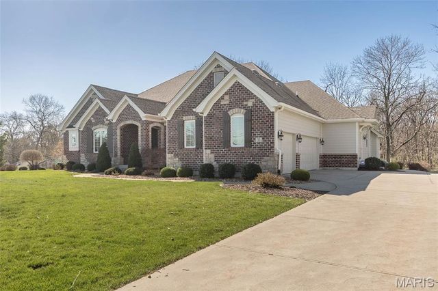 30 Meadowbrook Country Club Estate, Ballwin, MO 63011