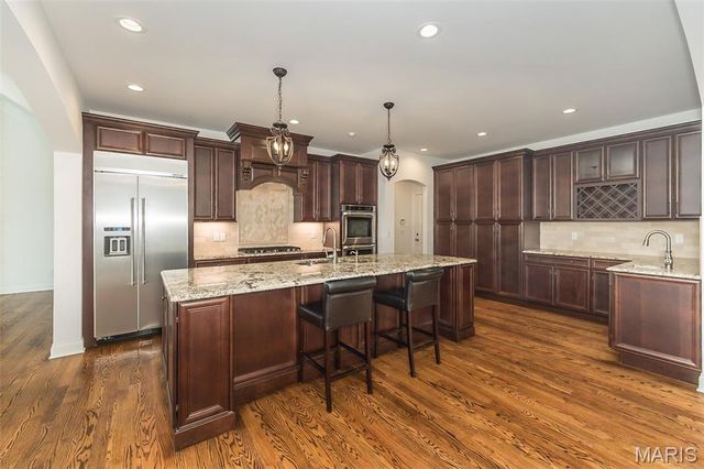 30 Meadowbrook Country Club Estate, Ballwin, MO 63011