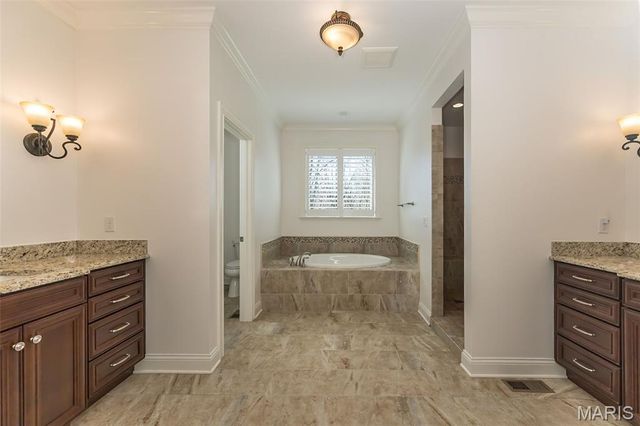 30 Meadowbrook Country Club Estate, Ballwin, MO 63011