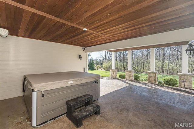 30 Meadowbrook Country Club Estate, Ballwin, MO 63011