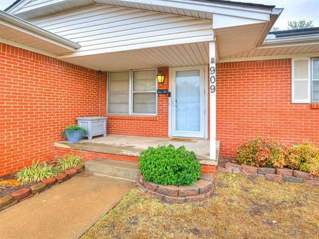 909 Holoway Drive, Midwest City, OK 73110