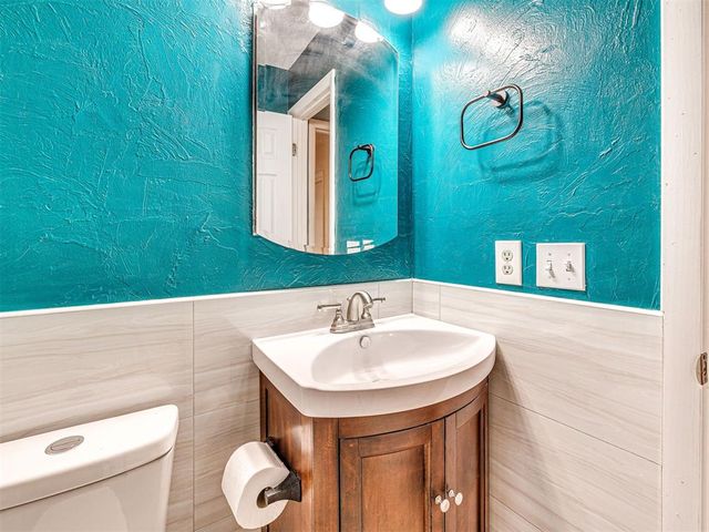 909 Holoway Drive, Midwest City, OK 73110