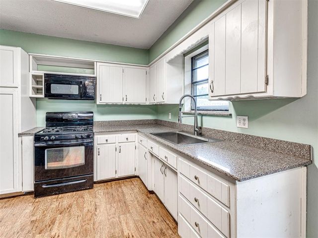 909 Holoway Drive, Midwest City, OK 73110