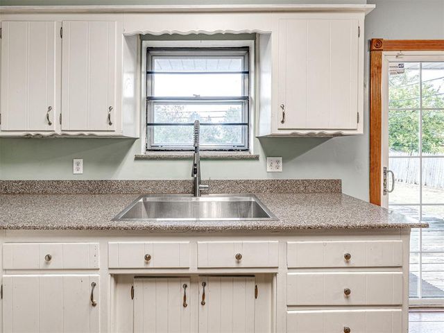 909 Holoway Drive, Midwest City, OK 73110