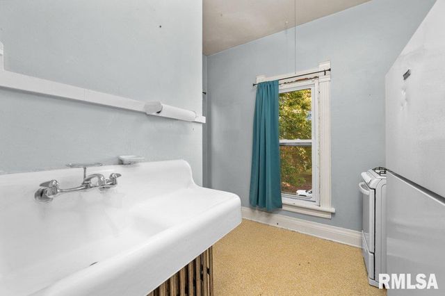 1618 11TH Avenue, Moline, IL 61265