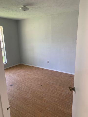 679 Edgeglen Drive, Dallas, TX 75217