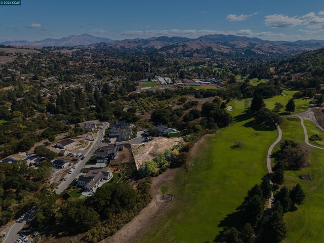 20 Adobe Ct, Orinda, CA 94563