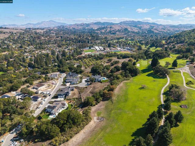 20 Adobe Ct, Orinda, CA 94563