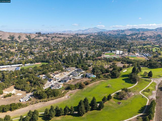 20 Adobe Ct, Orinda, CA 94563