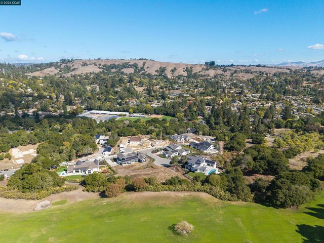 20 Adobe Ct, Orinda, CA 94563