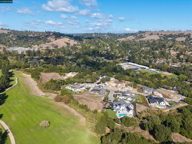 20 Adobe Ct, Orinda, CA 94563