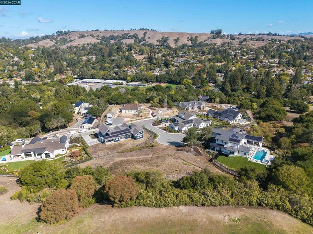 20 Adobe Ct, Orinda, CA 94563
