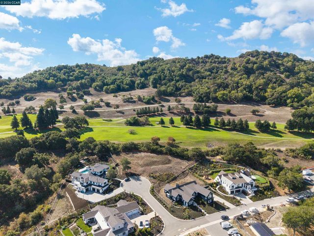 20 Adobe Ct, Orinda, CA 94563