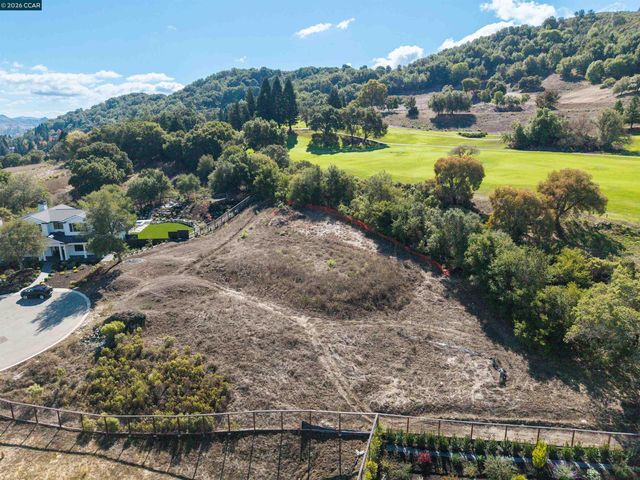 20 Adobe Ct, Orinda, CA 94563