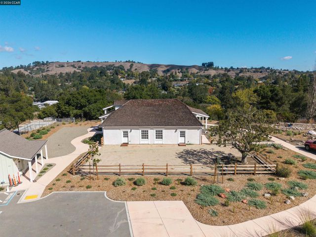 20 Adobe Ct, Orinda, CA 94563