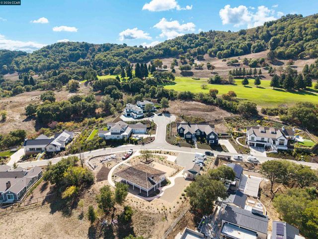 20 Adobe Ct, Orinda, CA 94563
