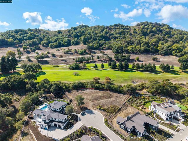 20 Adobe Ct, Orinda, CA 94563