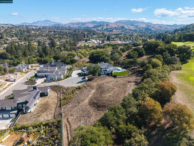 20 Adobe Ct, Orinda, CA 94563