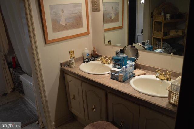 8 ELK CIR, New Providence, PA 17560