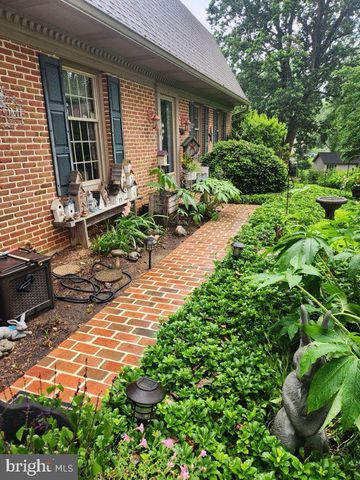 8 ELK CIR, New Providence, PA 17560