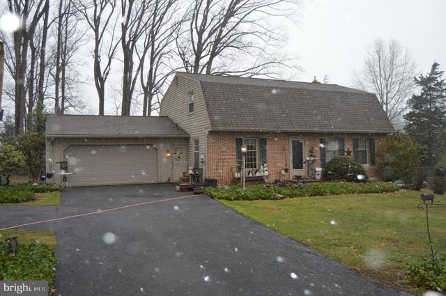 8 ELK CIR, New Providence, PA 17560